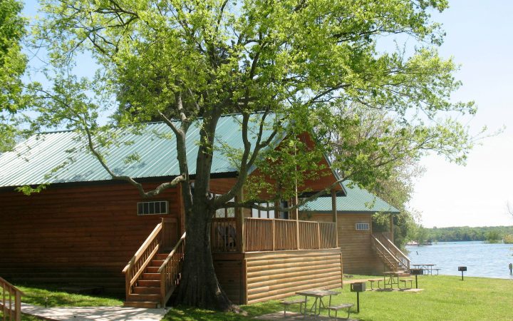 Nashville Shores Lakeside Resort - cabin by the lake