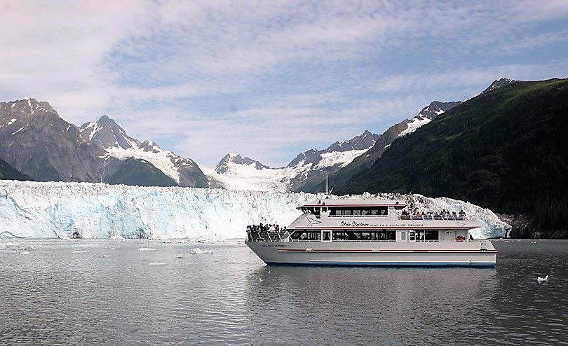 Stan Stephens Cruises - Cruise boat by glacier face