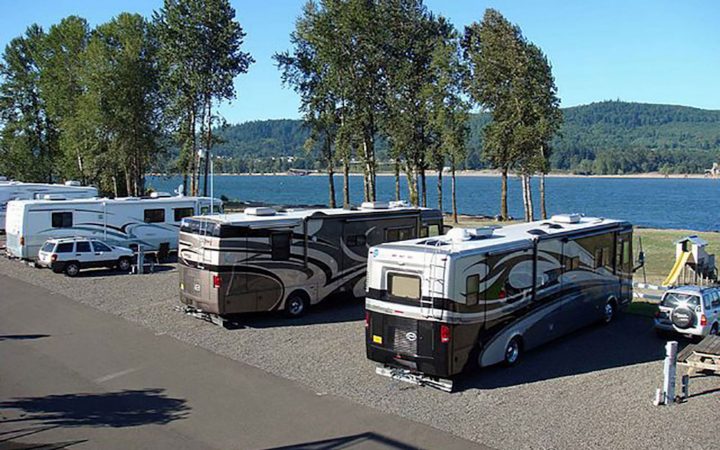 Columbia Riverfront RV Park - RV sites by river