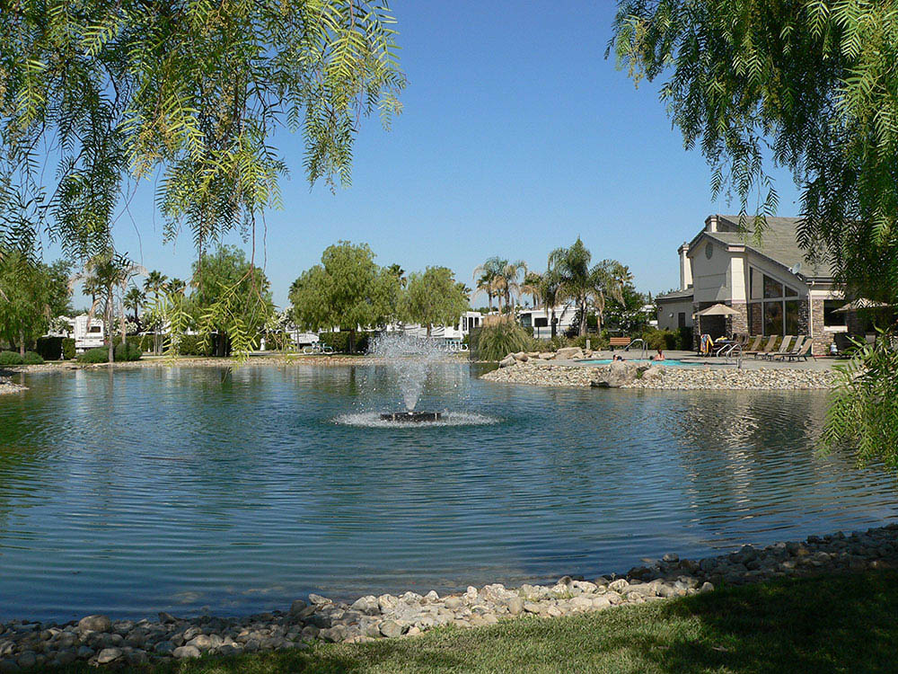 The Lakes RV & Golf Resort - pond and fountain