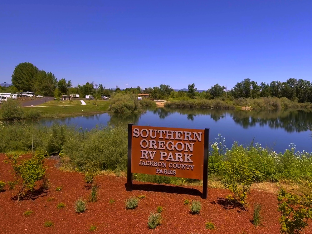 Southern Oregon RV Park - lake & sign