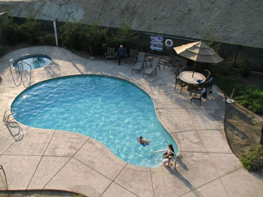 Bakersfield River Run RV Park - swimming pool