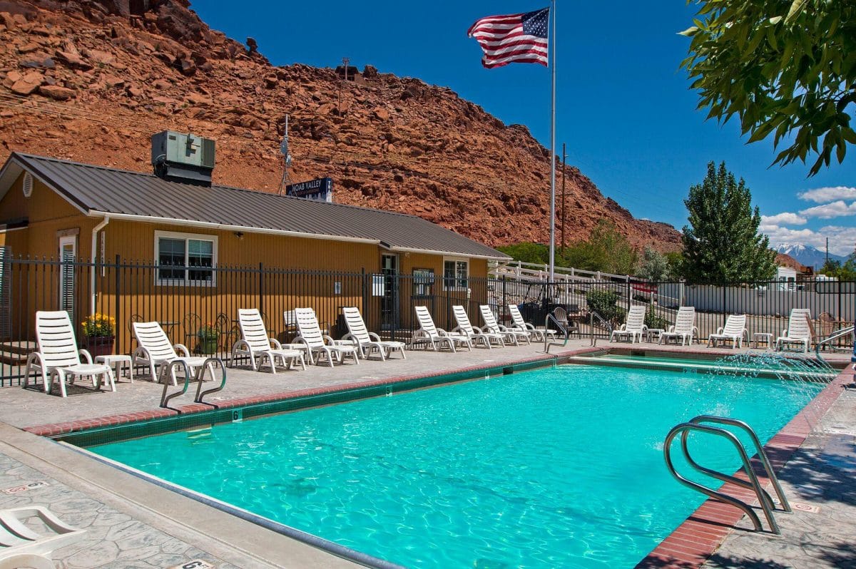 Sun RV Resorts - Moab Valley RV Resort - swimming pool