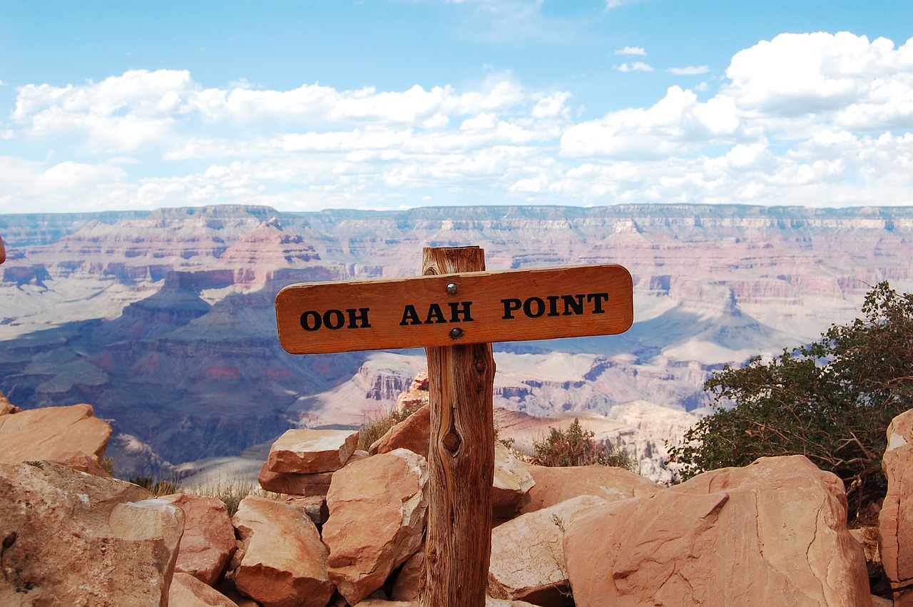 A sign indicating the "Ooh Aah Point" on the Kaibob Trail.