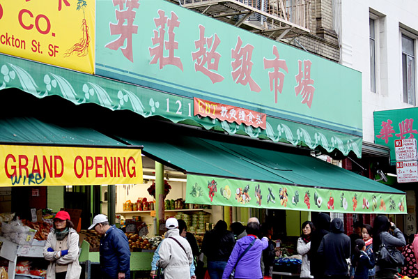 The sights and sounds of Chinatown in San Francisco make visiting a memorable experience.