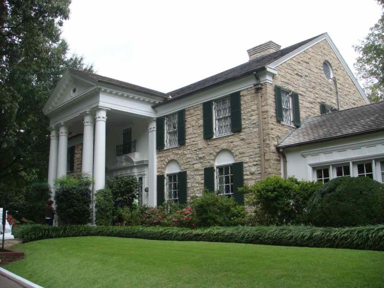 Goin' to Graceland, the Lavish Home of Elvis Presley