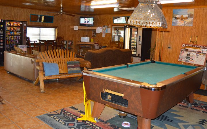 Mingo RV Park - recreation room and pool table