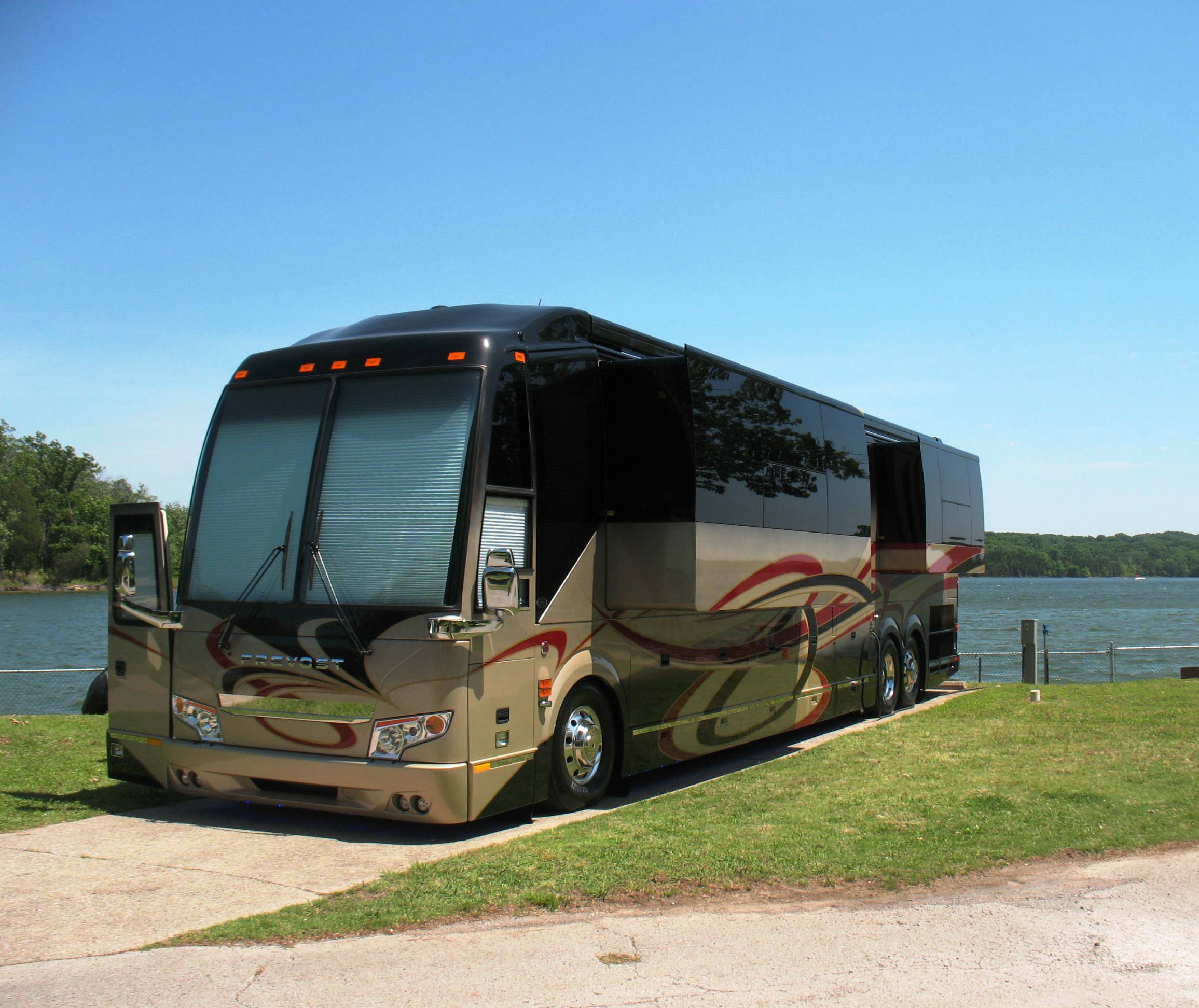 Nashville Shores Lakeside Resort - rv site by the lake