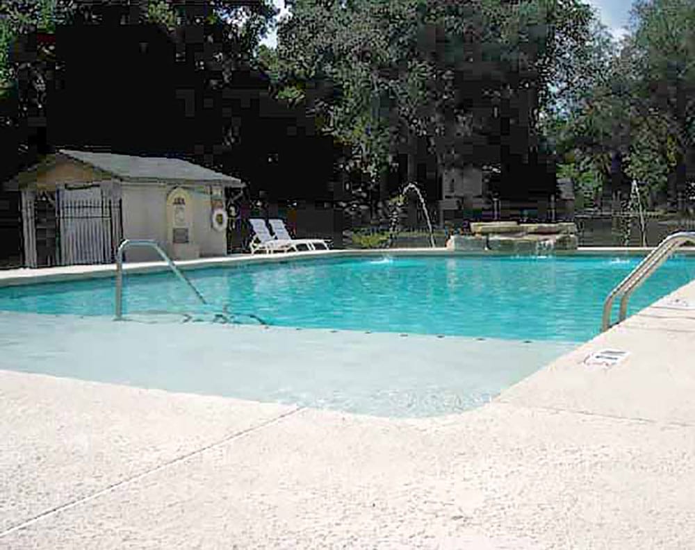 Savannah Oaks RV Resort - swimming pool