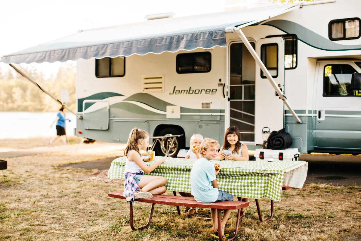 Friends Landing - kids enjoying lunch