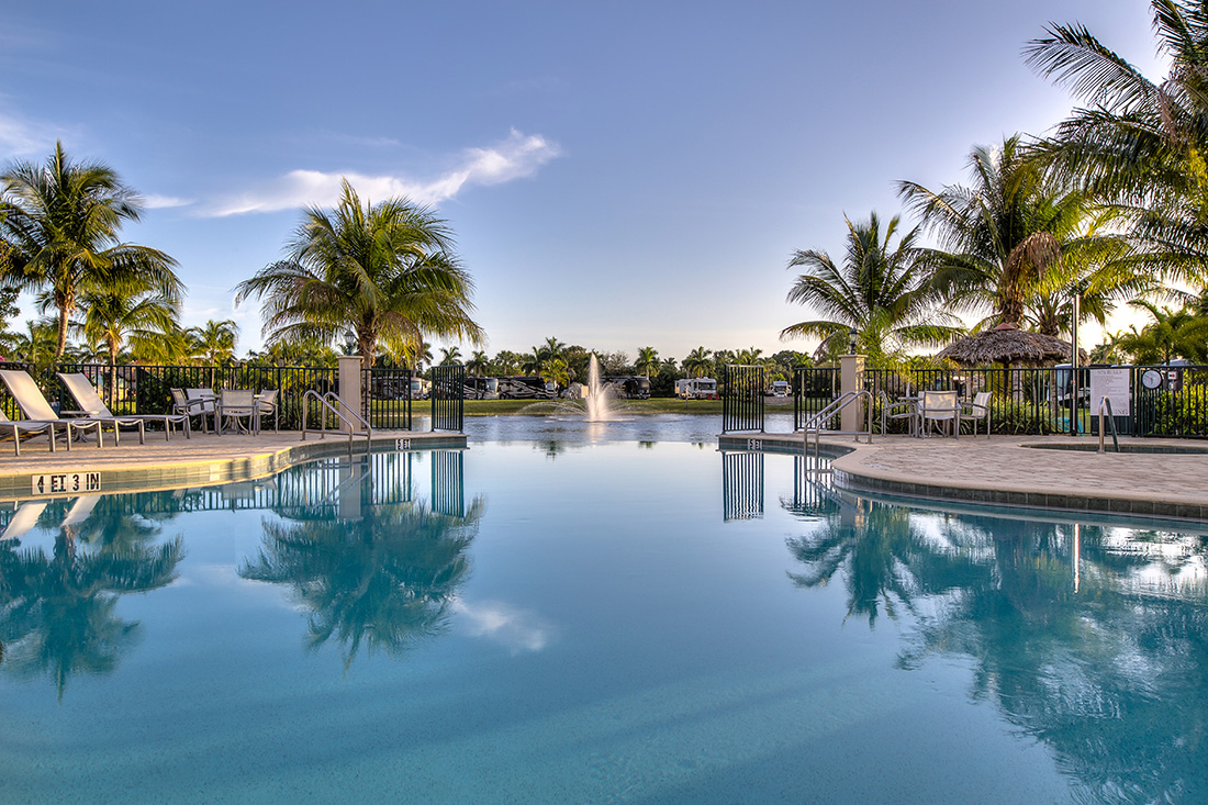 Sunland Naples Motorcoach - swimming pool