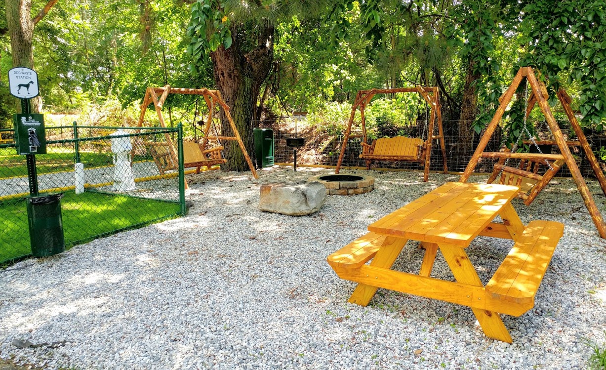 Anvil Campground - Relaxing area dog pen