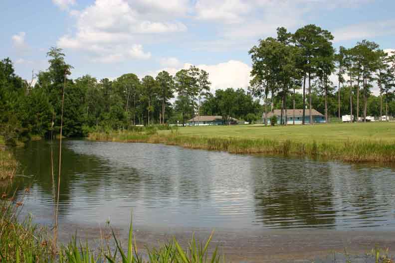 Cecil Bay RV Park - lake