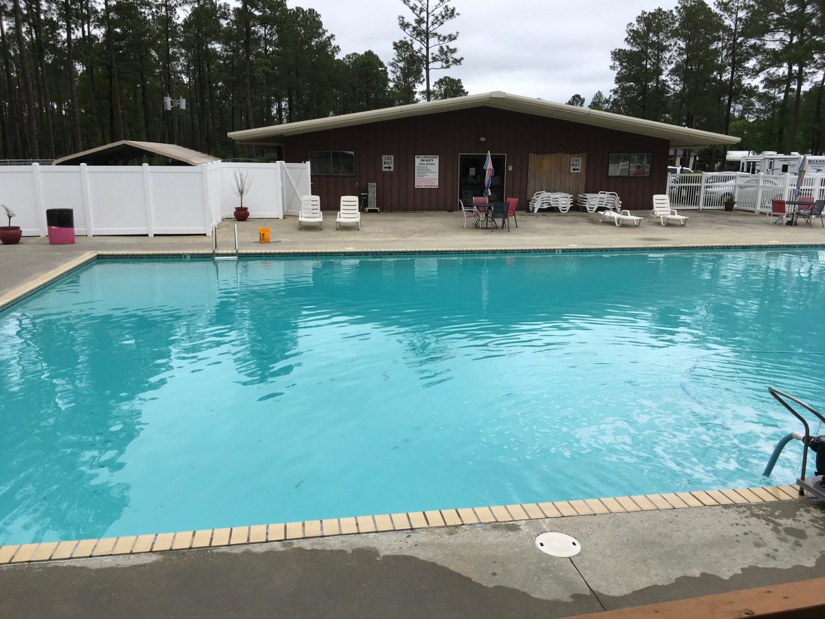 Sun Roamers RV Resort - swimming pool