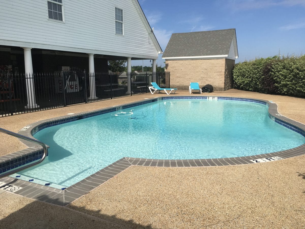 EZ Daze RV Park - swimming pool