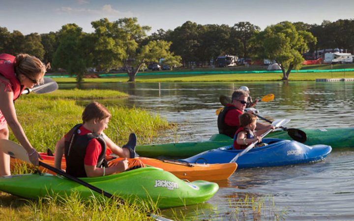 Kayaking on the shoreline of Lake Grapevine