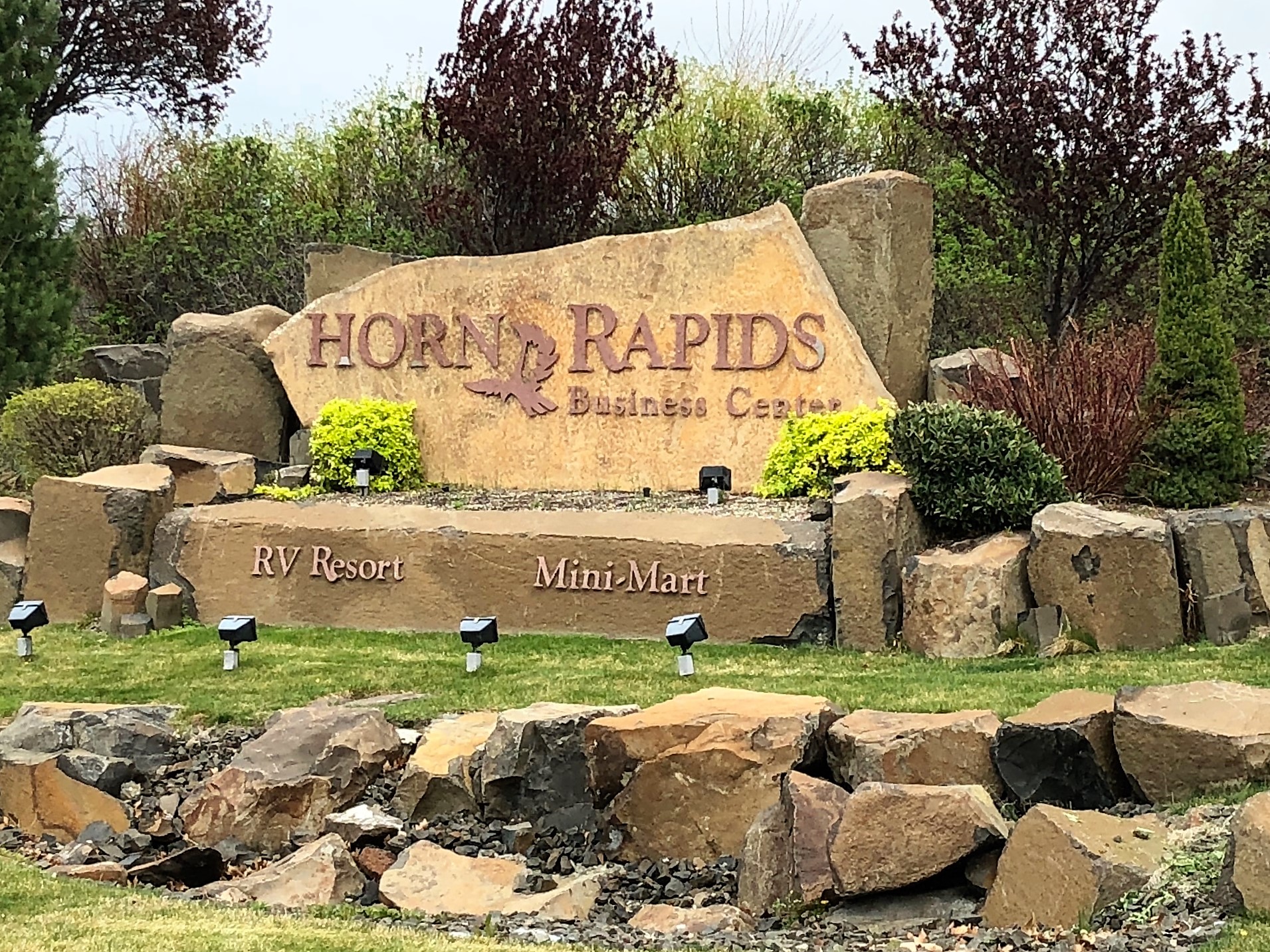 Large stone carved front entry sign to Horn Rapids RV Park