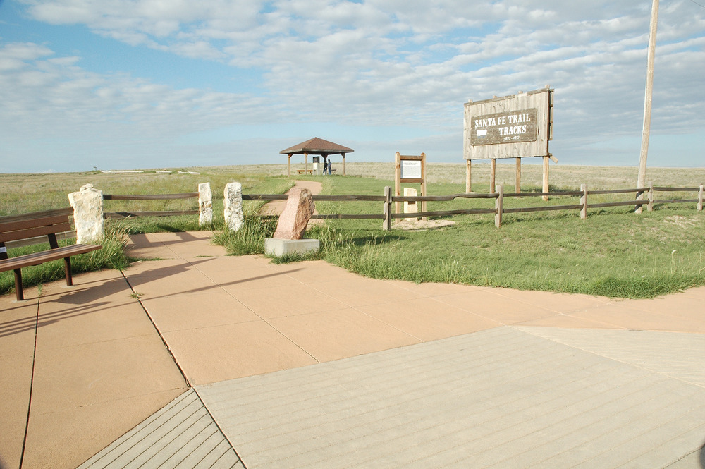 A sign indicating wagon tracks on a plain.