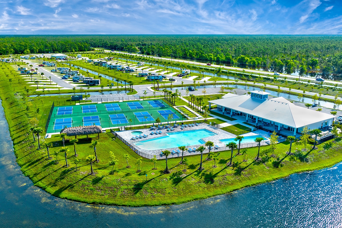 vista aérea do acampamento mostrando campos de pickleball